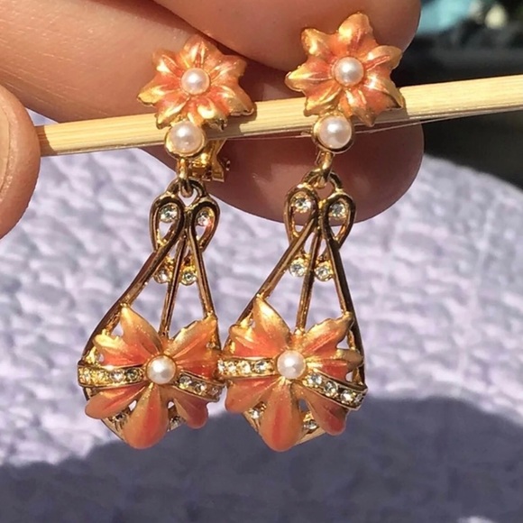 Joan Rivers Vintage coral enamel flower clip earrings - Picture 1 of 5